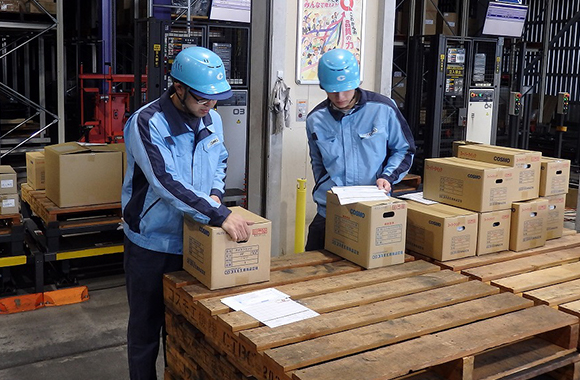 物流センターで働くスタッフ