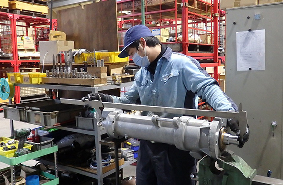 製品製造を行う様子1